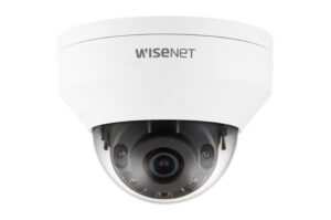 Überwachungskamera von Wisenet in Weiß mit Glaskuppel.