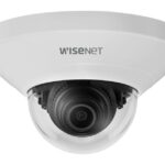 Eine weiße Überwachungskamera mit der Aufschrift "Wisenet".