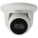 Überwachungskamera von Wisenet mit weißem Gehäuse.