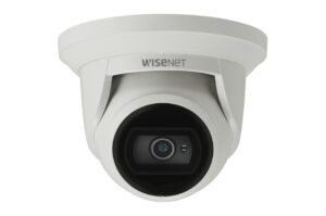 Überwachungskamera von Wisenet mit weißem Gehäuse.