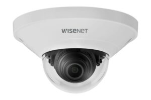 Eine weiße Dome-Überwachungskamera mit der Aufschrift "Wisnet".
