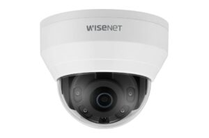 Eine weiße, kuppelförmige Überwachungskamera mit der Aufschrift "Wisenet".