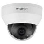 Überwachungskamera von Wisenet in weißem Gehäuse.