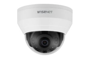 Überwachungskamera von Wisenet in weißem Gehäuse.