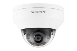 Eine weiße Wisenet Überwachungskamera im Kuppeldesign.