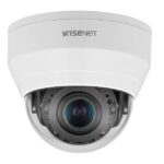 Eine weiße Überwachungskamera der Marke Wisenet mit sichtbarem Objektiv.
