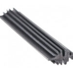 Schwarzer Kunststoffstreifen mit gezahntem Profil in perspektivischer Ansicht.