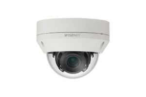 Überwachungskamera mit Kuppelgehäuse von Wisenet.