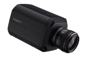 Ein schwarzes Wisenet-Sicherheitskamera-Gehäuse mit einem montierten Canon-Objektiv.