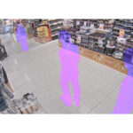 Ein Supermarkt mit Regalen voller Produkte; drei silhouettierte Personen in Lila sind hervorgehoben.