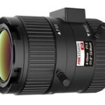 Schwarzes Kameraobjektiv von Hikvision mit den Aufschriften 4-15 mm, F1.5, 1/1.8", CS-Mount.