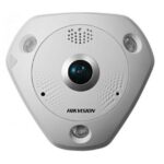 Dreieckige Überwachungskamera von Hikvision mit zentralem Objektiv und mehreren Sensoren.