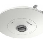 Eine runde, weiße Sicherheitskamera mit zentralem Objektiv, geeignet für Deckenmontage.