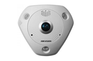 Dreieckige Überwachungskamera mit zentralem Objektiv, hergestellt von Hikvision.