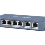 Ein Hikvision PoE-Switch mit sechs Ethernet-Anschlüssen in einem blauen Gehäuse.