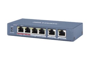 Ein Hikvision PoE-Switch mit sechs Ethernet-Anschlüssen in einem blauen Gehäuse.