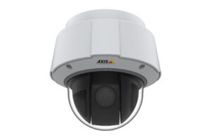 Überwachungskamera von Axis Communications mit weißem Gehäuse und durchsichtiger Kuppel.