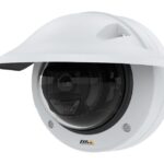 Eine weiße, gewölbte Überwachungskamera mit dem Schriftzug "AXIS" auf der Vorderseite.