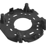 Eine schwarze Kunststoffscheibe mit hervorstehenden Elementen und Aussparungen.