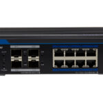 Ein schwarzer Netzwerk-Switch mit mehreren Ethernet-Anschlüssen und SFP-Ports, markiert mit "eneo".