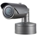 Eine moderne Überwachungskamera mit silbernem Gehäuse und markantem Objektiv.