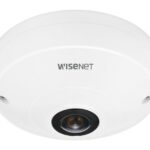 Eine weiße Überwachungskamera von WISENET mit einem zentralen Objektiv.