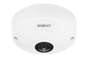 Eine weiße Überwachungskamera von WISENET mit einem zentralen Objektiv.