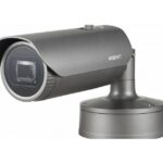 Graue Überwachungskamera mit abgewinkeltem Gehäusedesign und der Aufschrift "Wisenet".