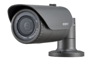 Überwachungskamera in grauer Farbe mit sichtbaren Kameralinse und "Wisenet"-Aufschrift.