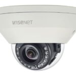 Überwachungskamera von Wisenet in Dome-Form mit LED-Lichtern um das Objektiv herum.
