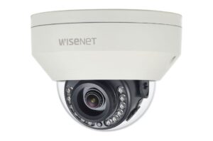 Überwachungskamera von Wisenet in Dome-Form mit LED-Lichtern um das Objektiv herum.
