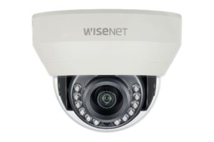 Überwachungskamera mit der Aufschrift "WISENET", montiert in einer weißen Gehäusefassung.