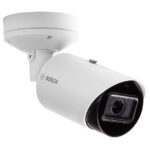 Weiße Überwachungskamera von Bosch mit zylindrischem Gehäuse und Wandhalterung.