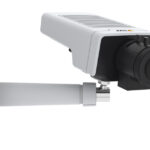 Eine weiße Sicherheitskamera mit Wandhalterung.