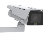 Überwachungskamera mit Wandhalterung in Weiß.