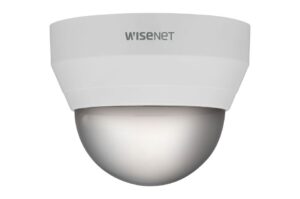 Eine Überwachungskamera in einem weißen Gehäuse mit der Aufschrift "Wisenet".
