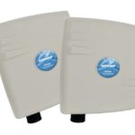 Zwei weiße WLAN-Antennen mit einem blauen "netwave"-Logo in der Mitte.