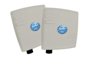 Zwei weiße WLAN-Antennen mit einem blauen "netwave"-Logo in der Mitte.
