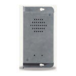 Ein rechteckiges, metallisches Gehäuse mit gestanzten Löchern zur Belüftung.