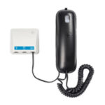 Ein schwarzer Hörer mit Kabel, das an eine weiße Wandhalterung angeschlossen ist.