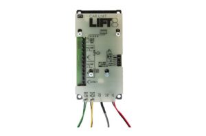 Elektronisches Steuergerät mit der Aufschrift „Car Unit Lift 8“, mehreren Kabelanschlüssen und Schrauben auf einer weißen Oberfläche.