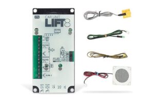 Elektronische Steuerungseinheit für Fahrstühle mit Kabeln und einem Lautsprecher.