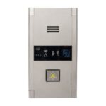 Türsprechanlage mit Lautsprecheröffnung und Klingeltaste auf weißem Hintergrund.