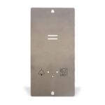 Gebürstete Edelstahlplatte mit Aussparungen und Symbolen für Klingel und Lautsprecher.