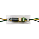 Ein elektrischer Verbinder mit mehreren Kabeln, die in einem transparenten Schutzgehäuse untergebracht sind.