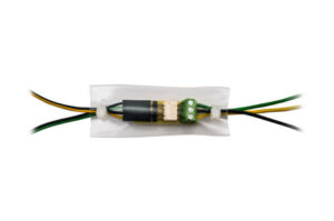 Ein elektrischer Verbinder mit mehreren Kabeln, die in einem transparenten Schutzgehäuse untergebracht sind.