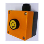 Gelbes Not-Aus-Gehäuse mit schwarzem Knopf und Glockensymbol.