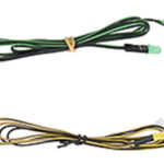 Zwei lange Kabel, das obere in Schwarz mit grünem Streifen und das untere in Schwarz mit gelbem Streifen, jeweils mit Steckverbindungen an den Enden.