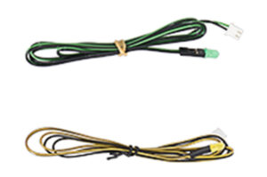 Zwei lange Kabel, das obere in Schwarz mit grünem Streifen und das untere in Schwarz mit gelbem Streifen, jeweils mit Steckverbindungen an den Enden.