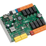 Elektronische Leiterplatte von Axis Communications mit verschiedenen Komponenten und farblich codierten Anschlüssen.